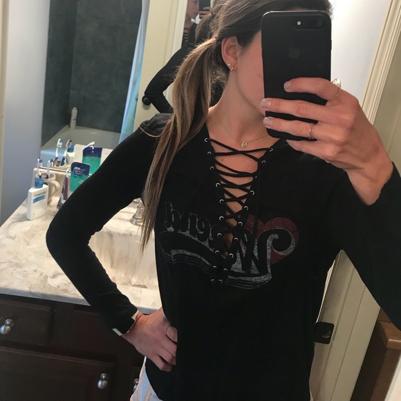 Tie-up V-neck graphic tee - Picture 2 of 4